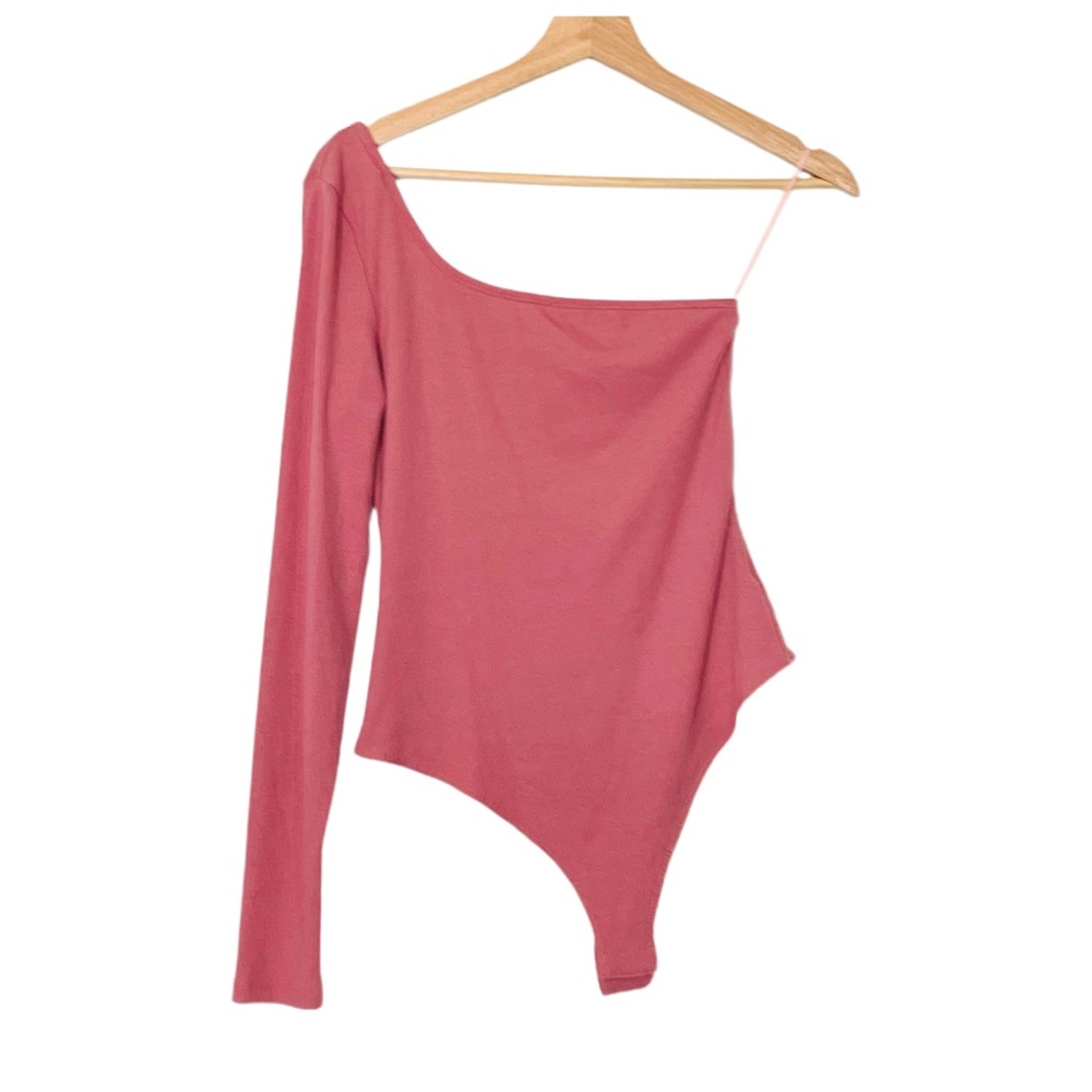 Le Lis One Shoulder Asymmetrical Long Sleeve Bodysuit Size Medium Mauve-Pink NWT